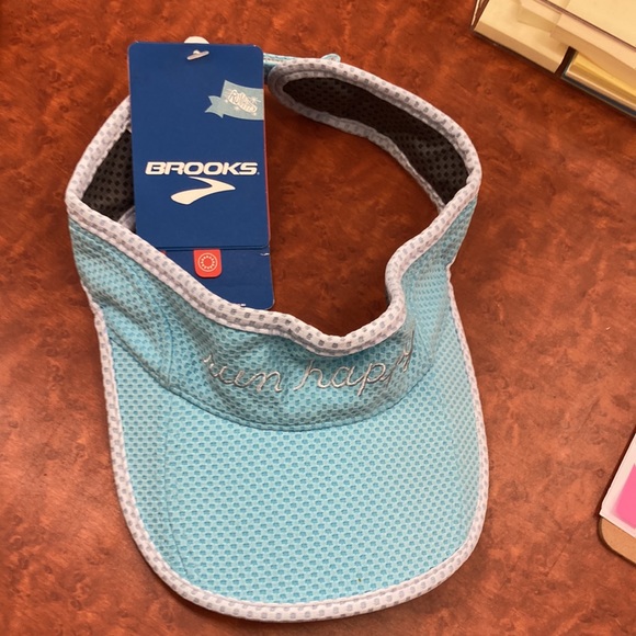 Visor never used adjustable with Velcro - Picture 3 of 3